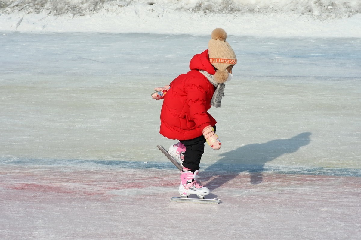红衣驼色帽女娃