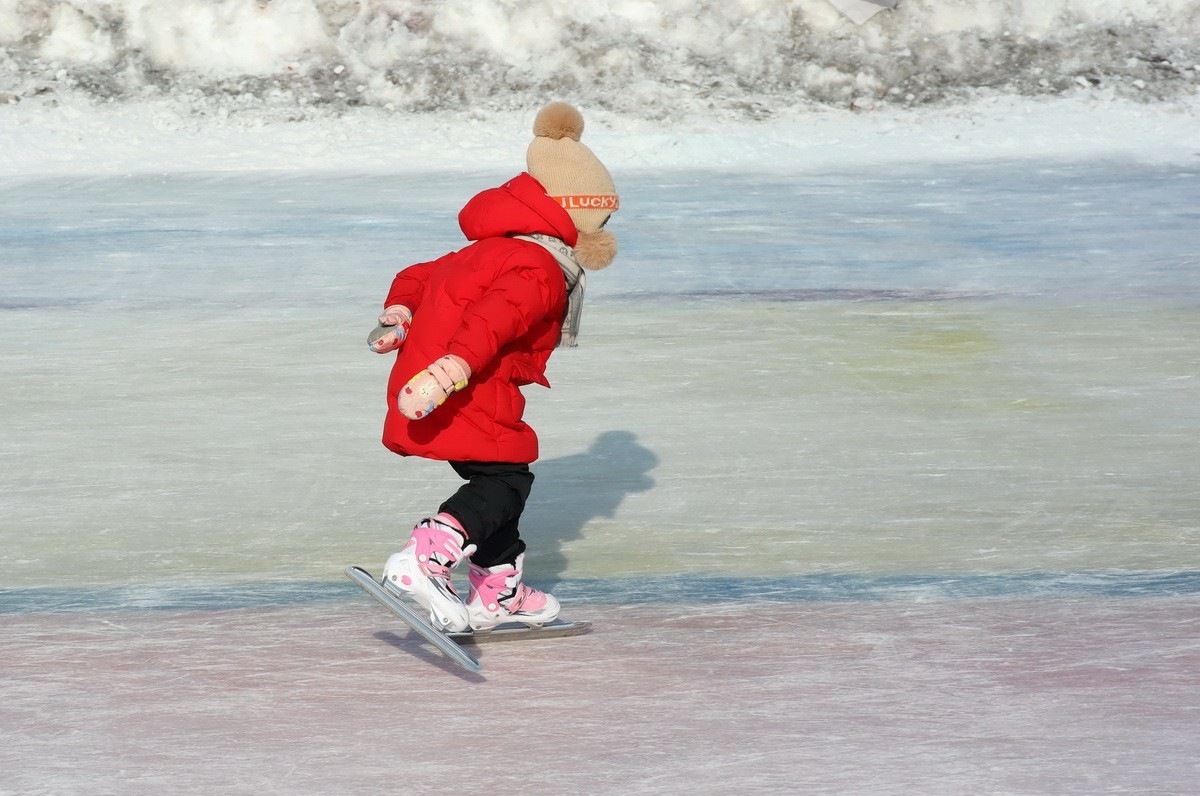 红衣驼色帽女娃