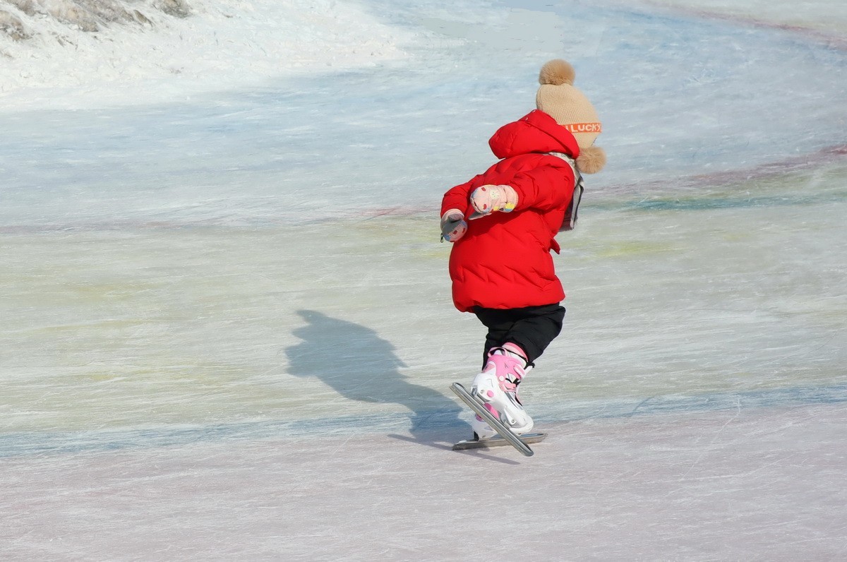 红衣驼色帽女娃