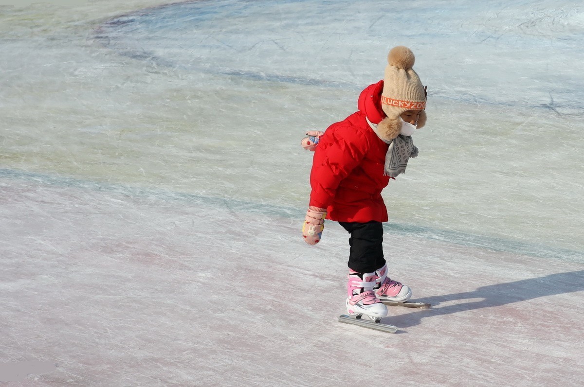 红衣驼色帽女娃