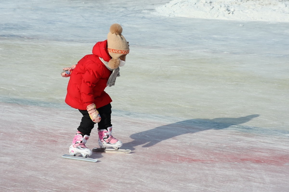 红衣驼色帽女娃