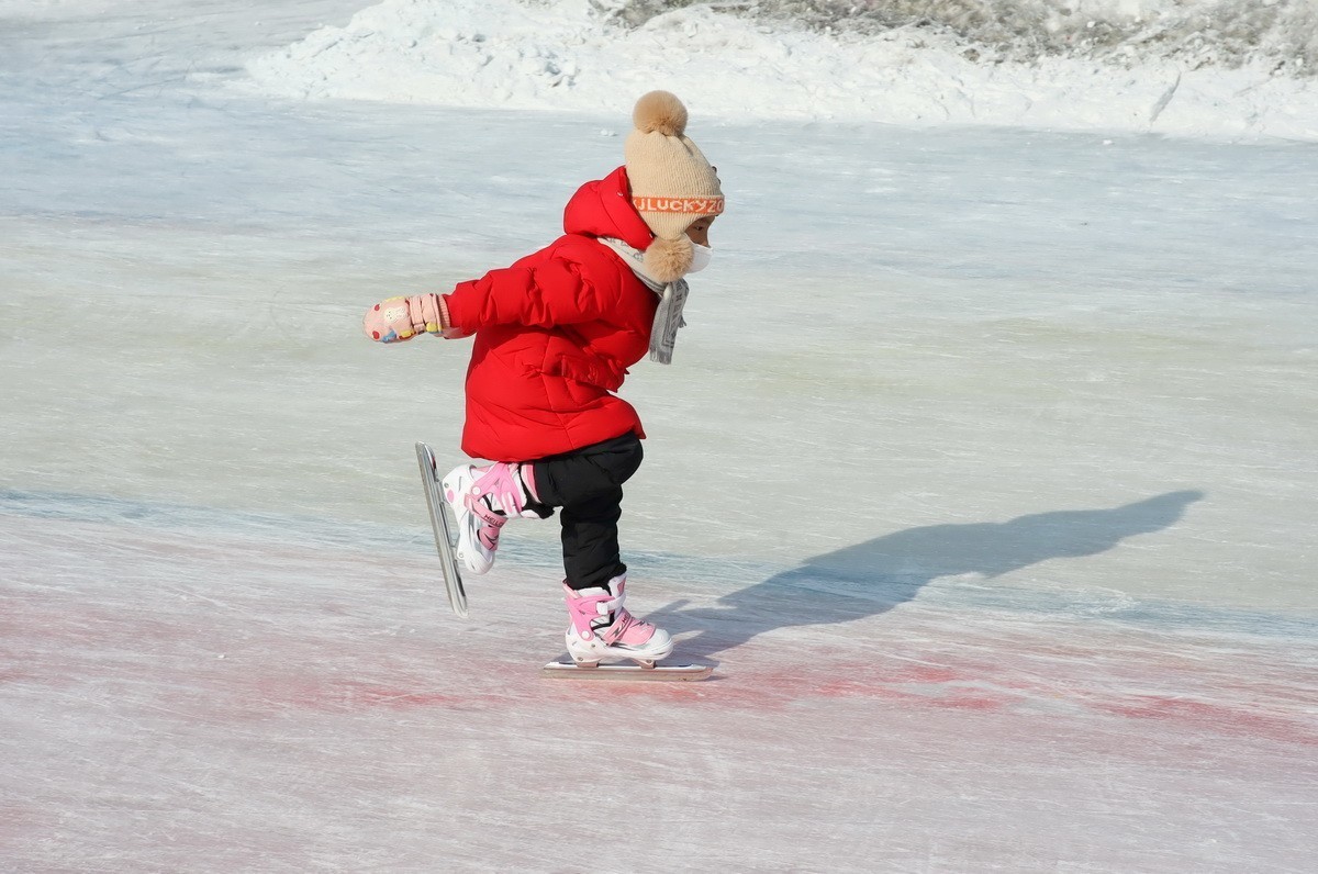 红衣驼色帽女娃