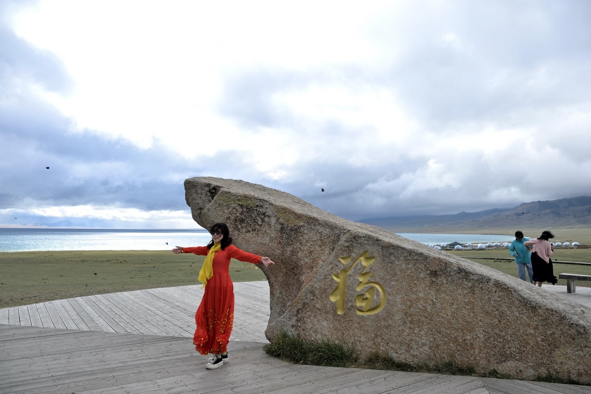 赛里木湖位于博乐市哪个镇 ChMkLGaDftyIfICbAAVO-W_e3eMAAgCQQFIkbEABU8R627.jpg