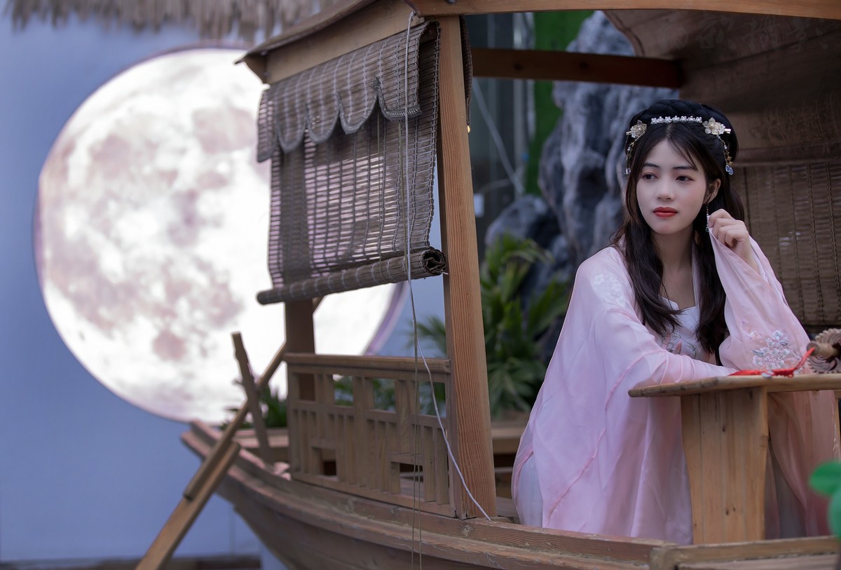 穿牖而来夏日清风冬日日， 卷帘相见前山明月后山山。