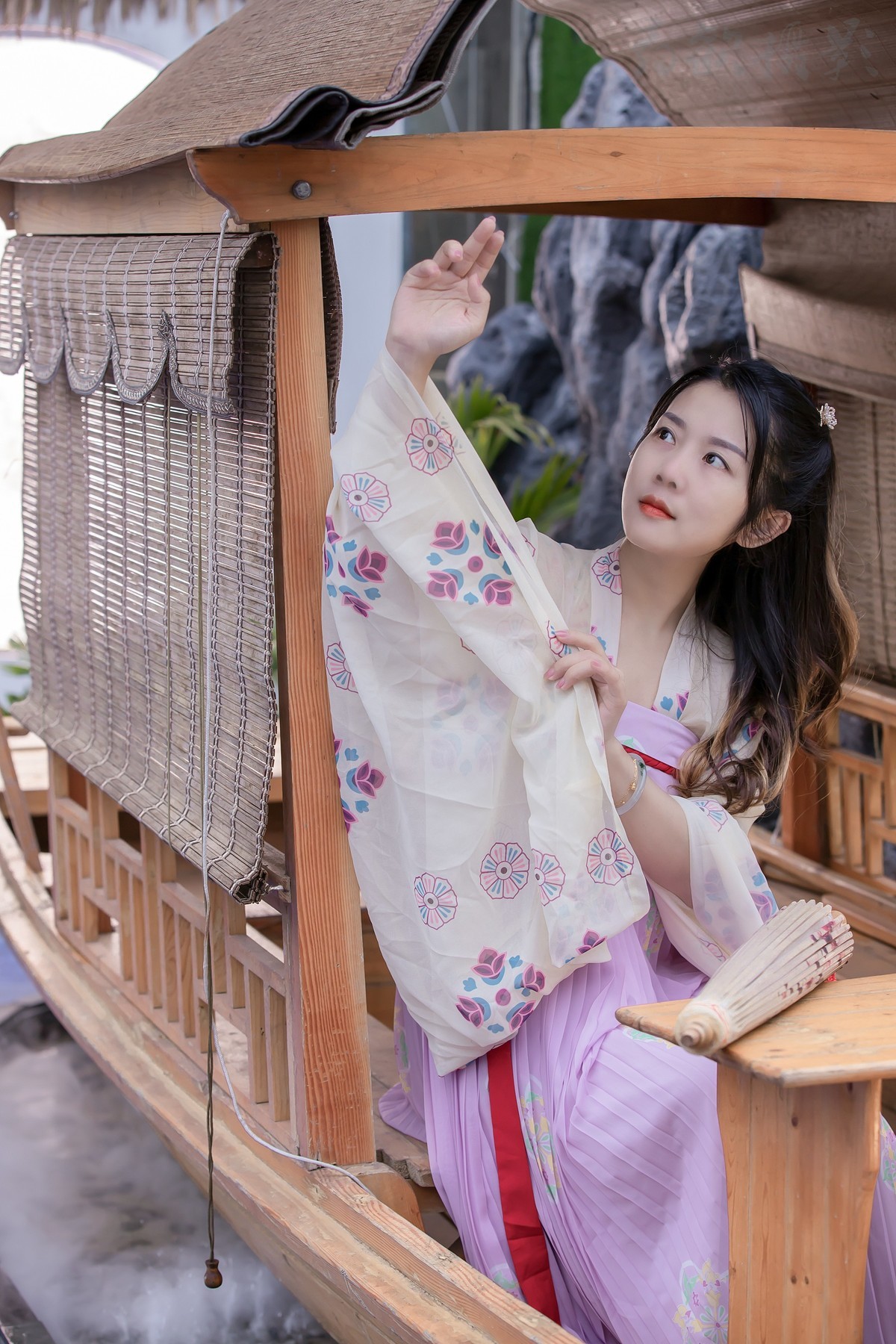 穿牖而来夏日清风冬日日， 卷帘相见前山明月后山山。