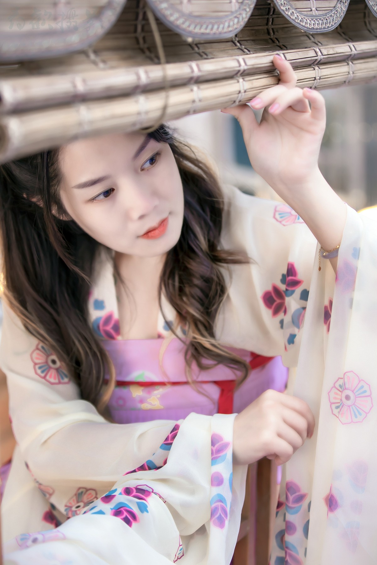 穿牖而来夏日清风冬日日， 卷帘相见前山明月后山山。