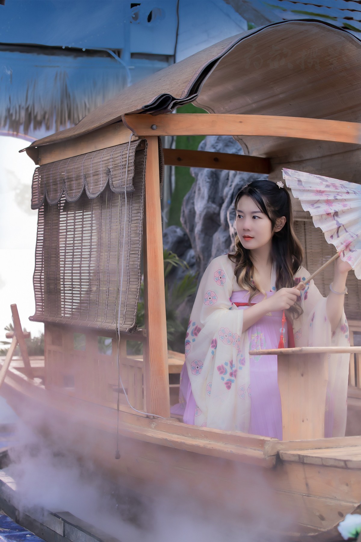 穿牖而来夏日清风冬日日， 卷帘相见前山明月后山山。