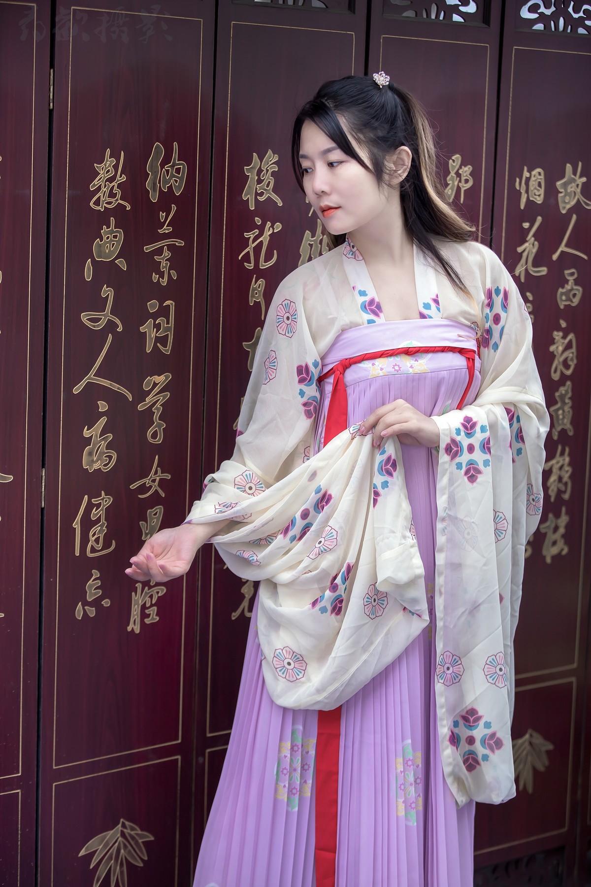 穿牖而来夏日清风冬日日， 卷帘相见前山明月后山山。