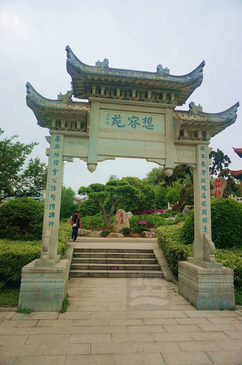 雕像额联*牡丹园——武汉随笔