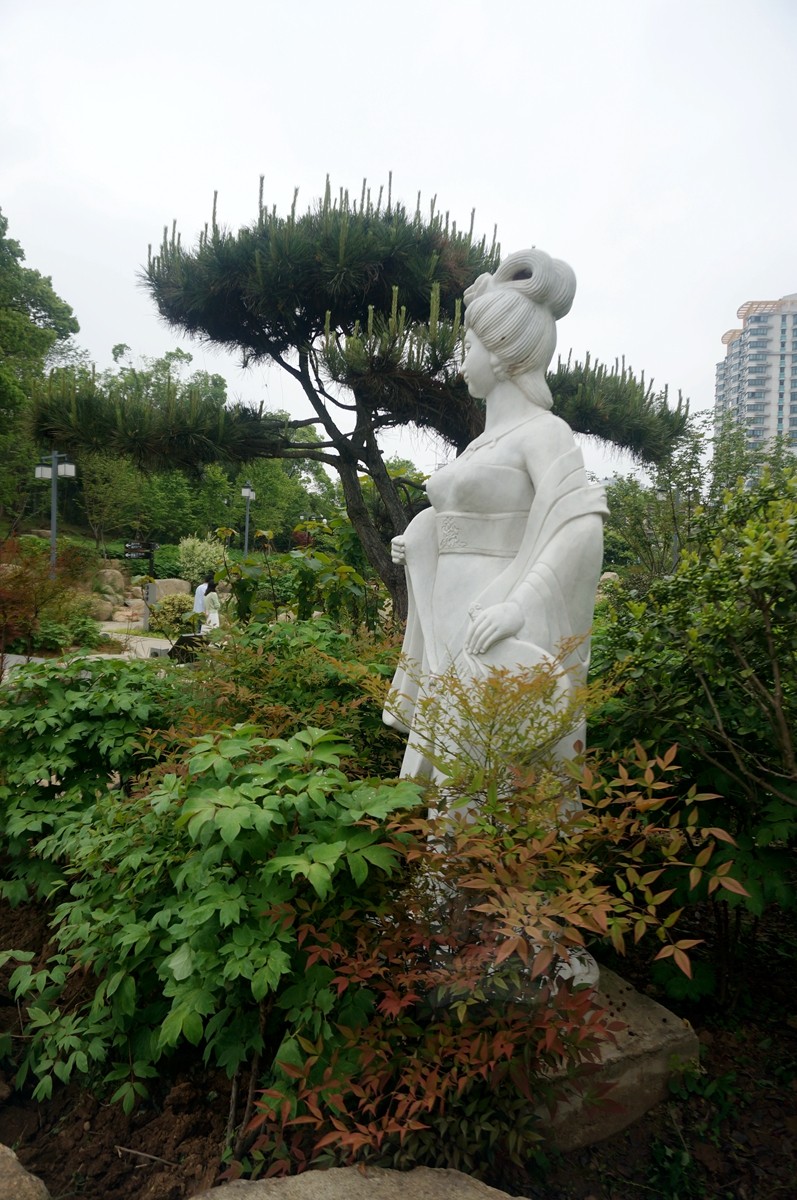 雕像额联*牡丹园——武汉随笔