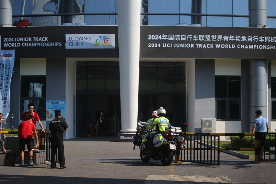 快闪2024年世界青年场地自行车锦标赛首日的画面