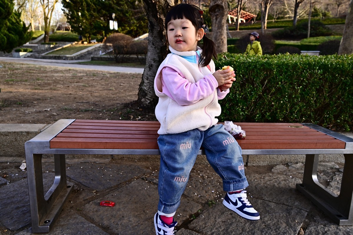 我家小小公主吃苹果的认真劲头