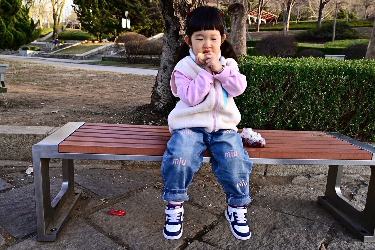 我家小小公主吃苹果的认真劲头