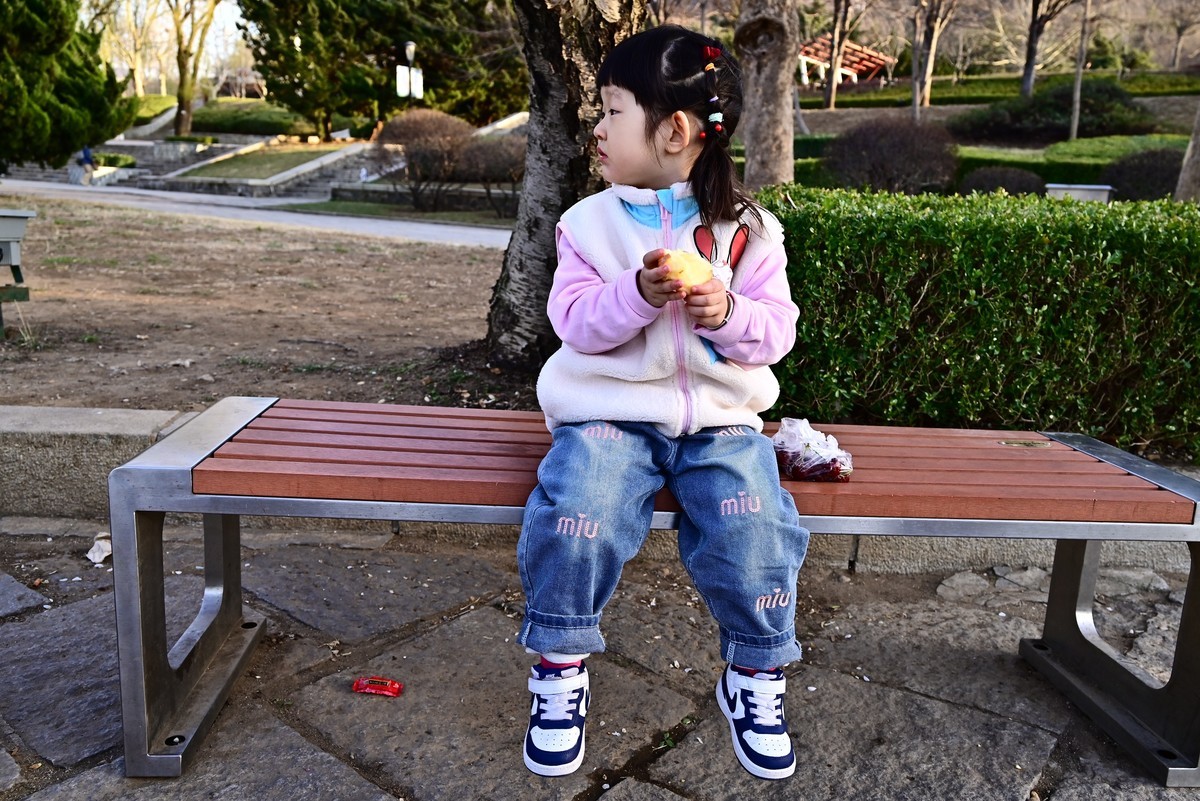 我家小小公主吃苹果的认真劲头