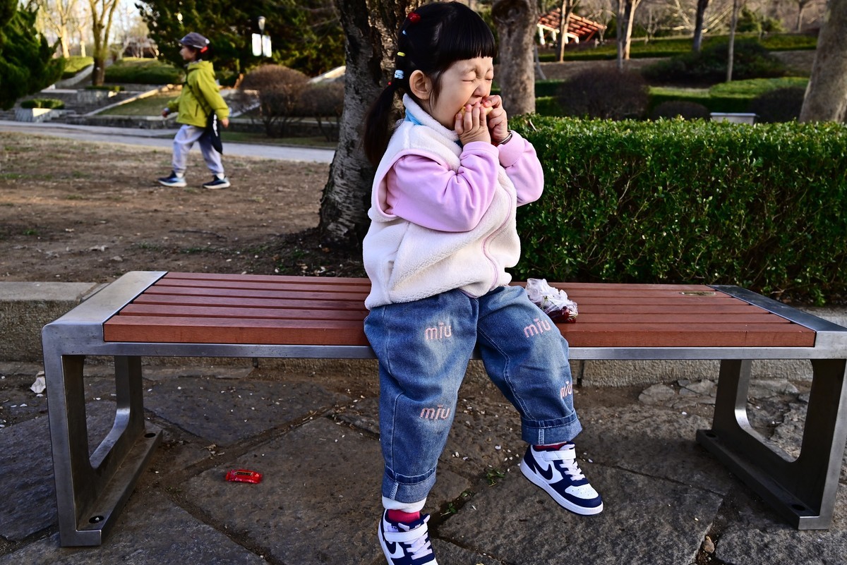 我家小小公主吃苹果的认真劲头