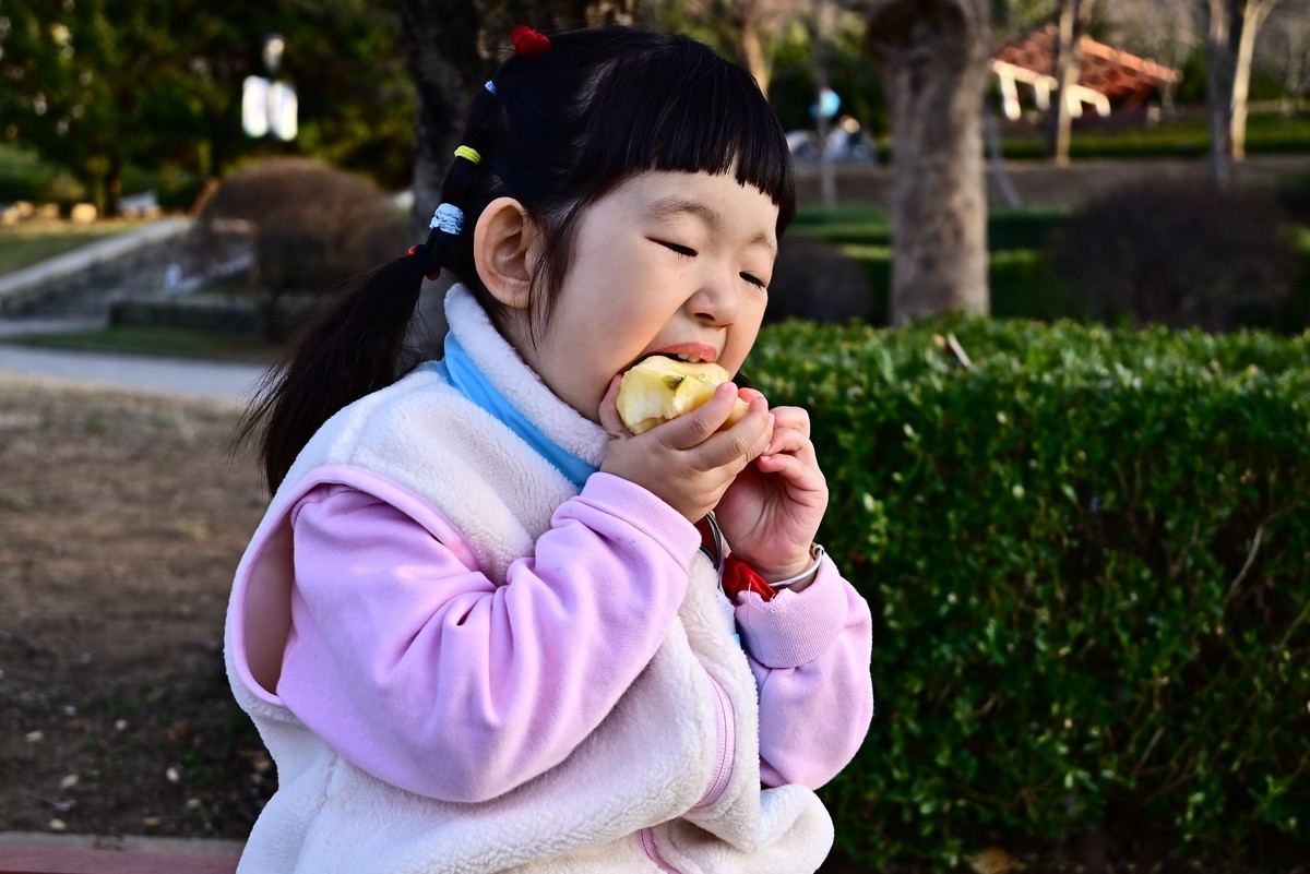 我家小小公主吃苹果的认真劲头