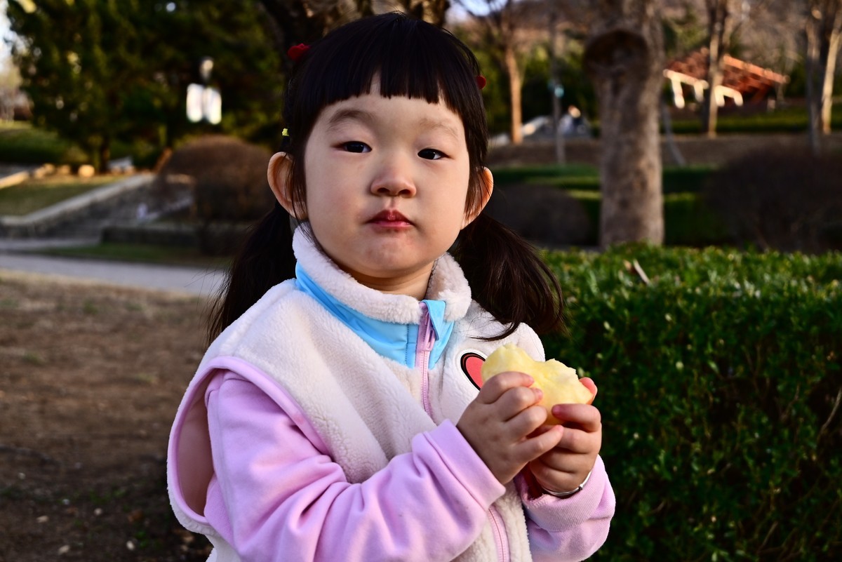 我家小小公主吃苹果的认真劲头