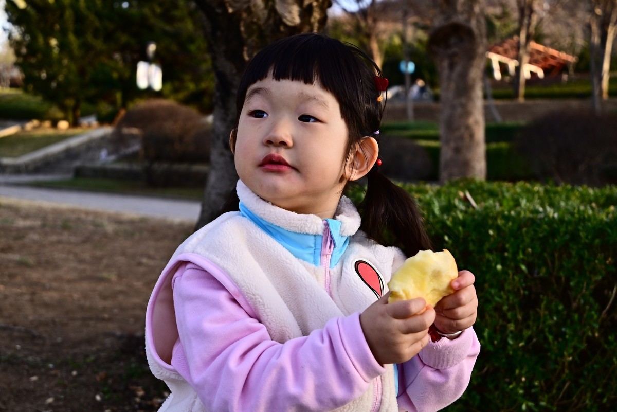 我家小小公主吃苹果的认真劲头