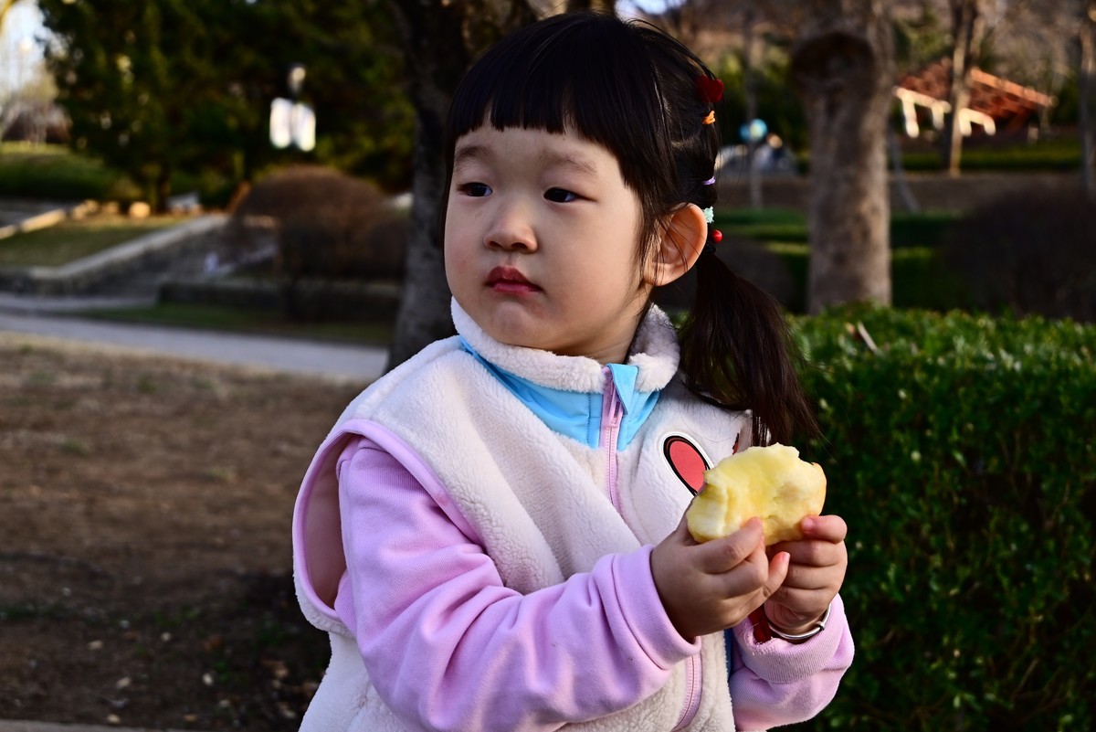 我家小小公主吃苹果的认真劲头