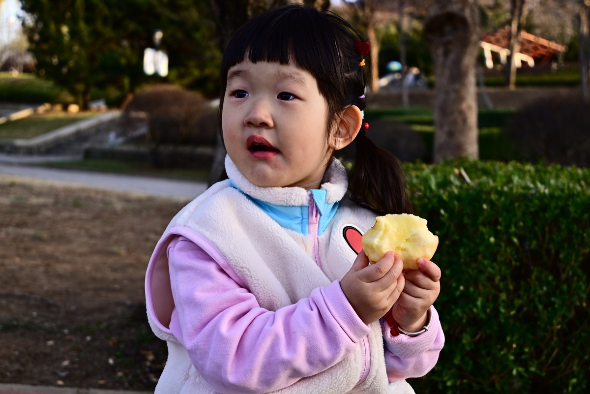 我家小小公主吃苹果的认真劲头