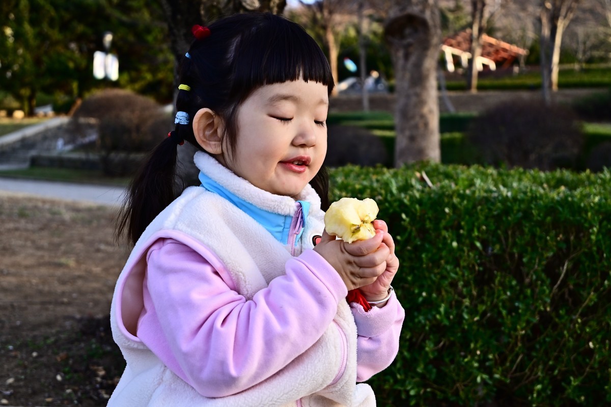 我家小小公主吃苹果的认真劲头