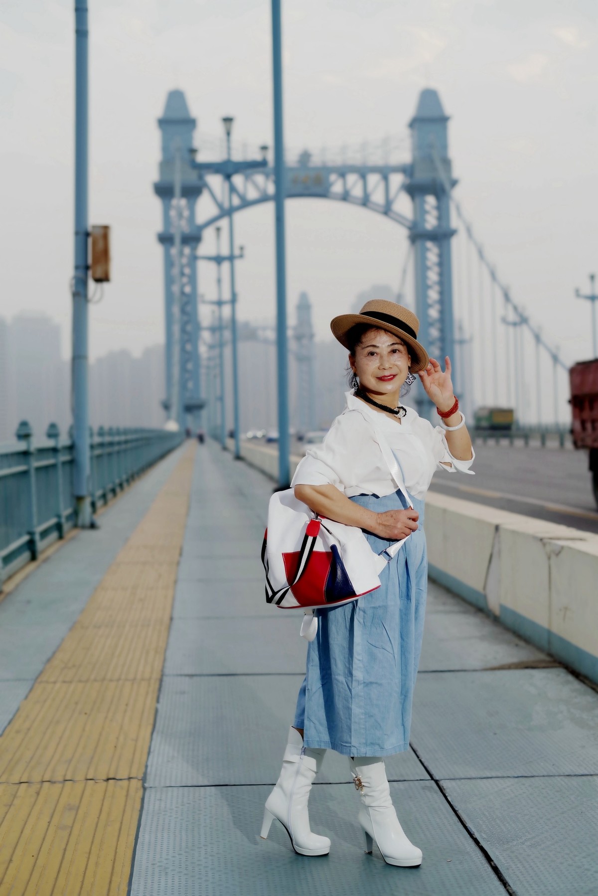 环境人像---蓝色的古田桥！