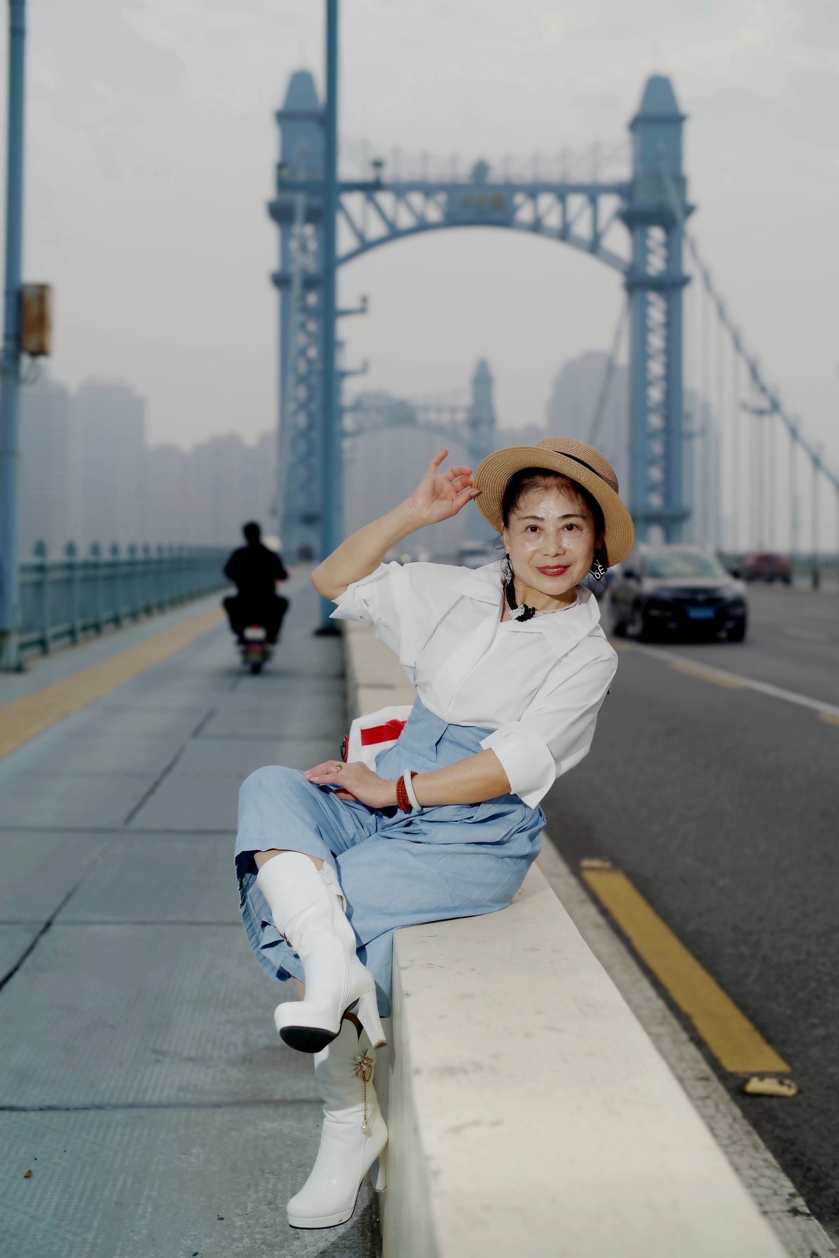 环境人像---蓝色的古田桥！