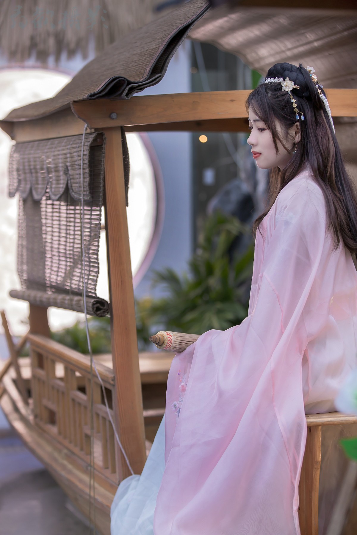 穿牖而来夏日清风冬日日， 卷帘相见前山明月后山山。