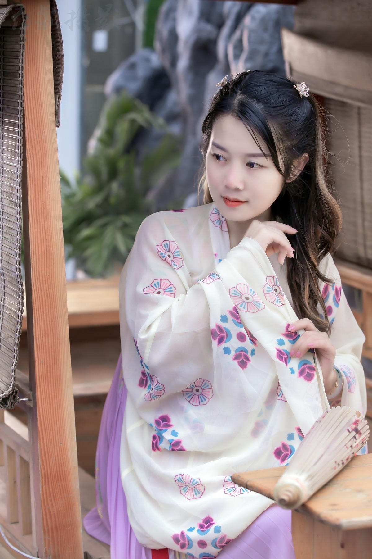 穿牖而来夏日清风冬日日， 卷帘相见前山明月后山山。