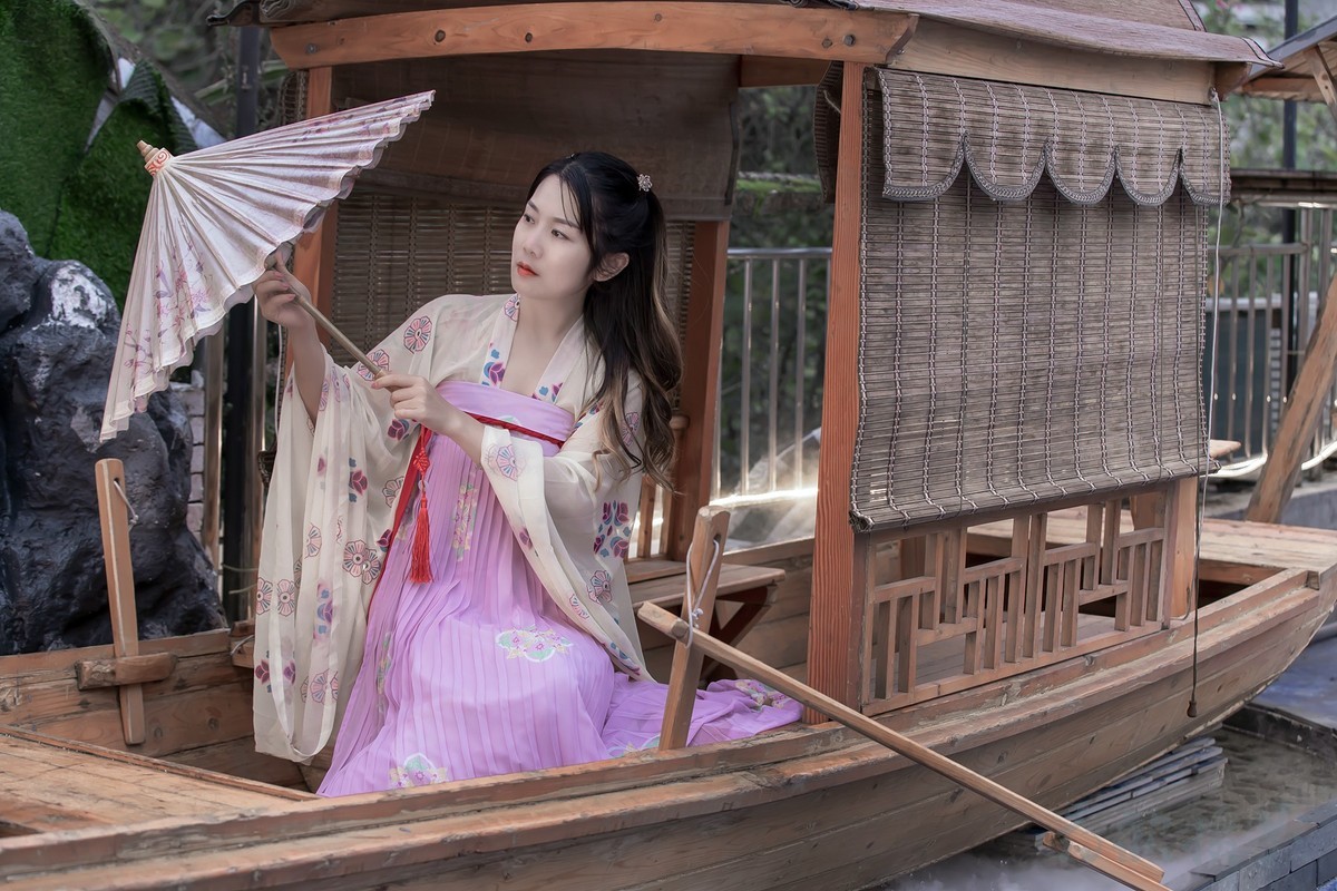 穿牖而来夏日清风冬日日， 卷帘相见前山明月后山山。