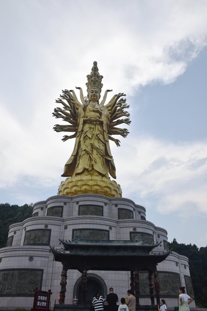 漫步星城 走街串巷（369）世界上最大的千手观音