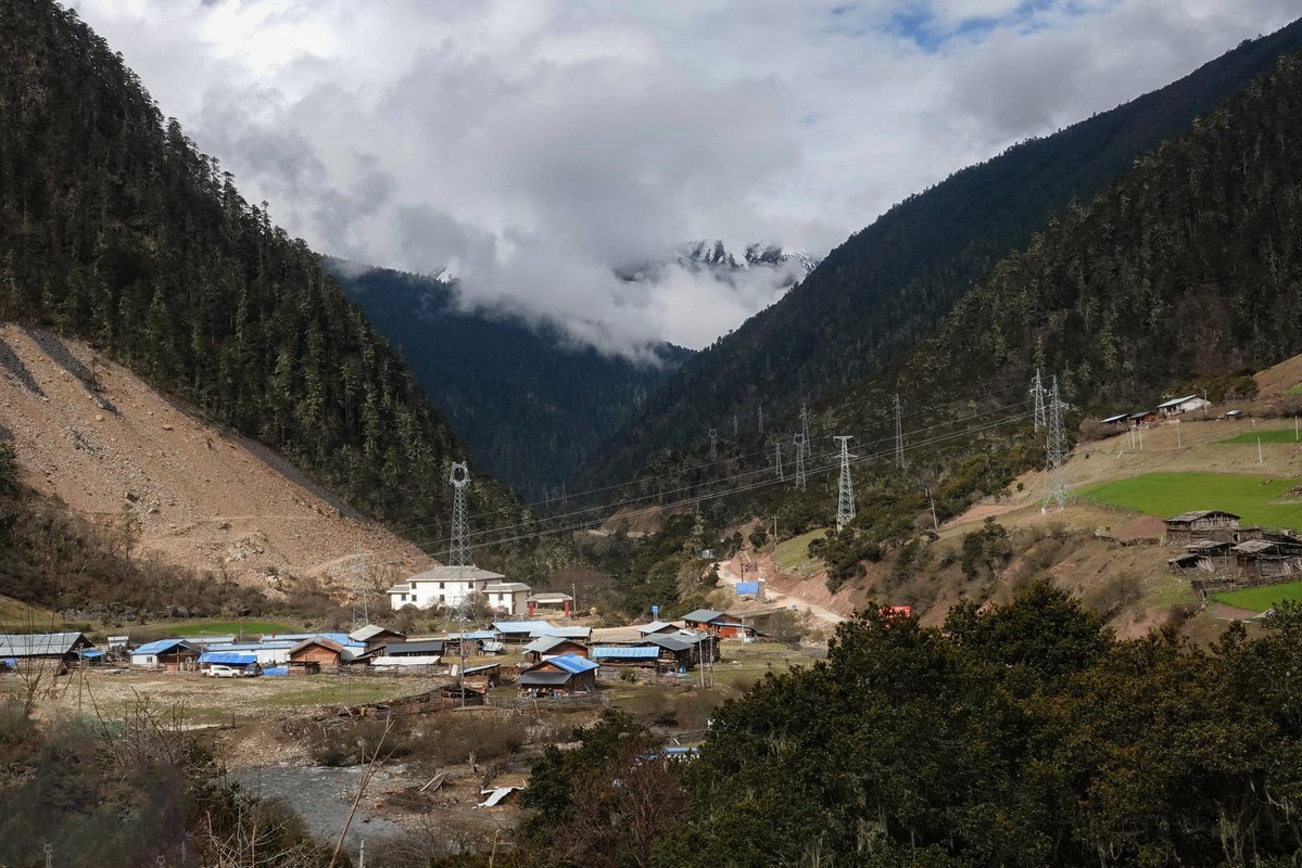 西行散论——蔡隅至蔡瓦龙公路风光