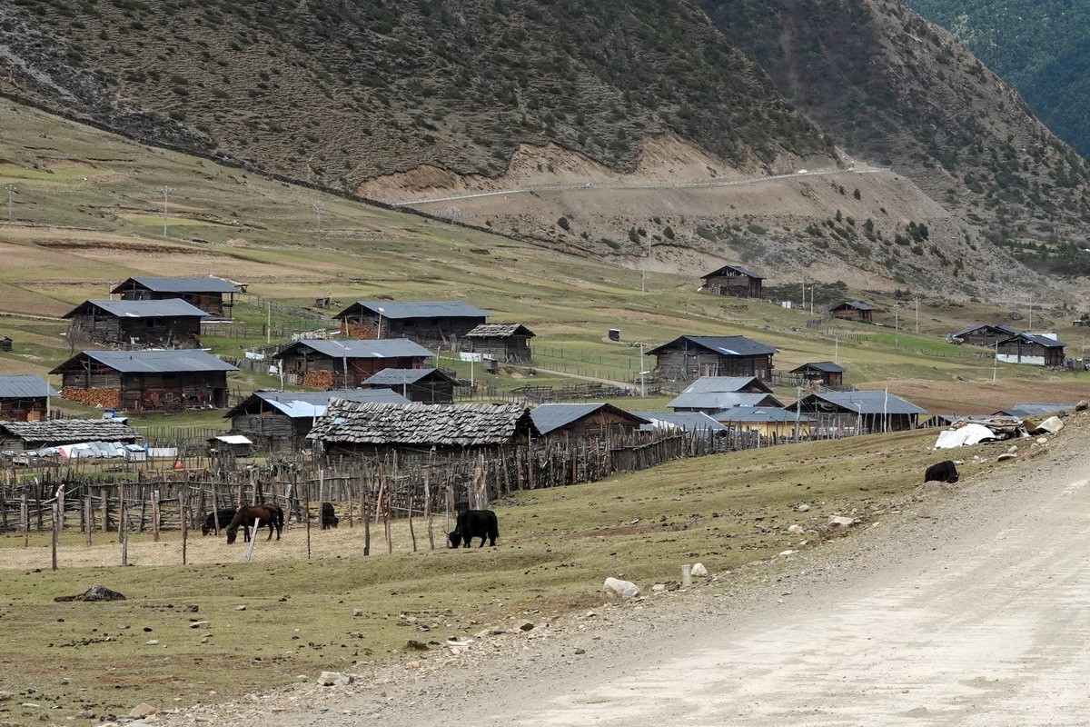 西行散论——蔡隅至蔡瓦龙公路风光