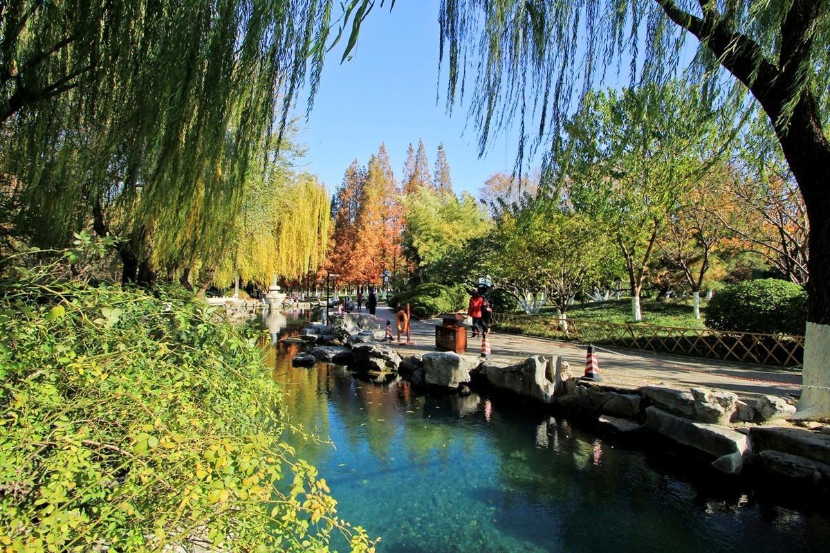 泉水清清——多彩五龙潭