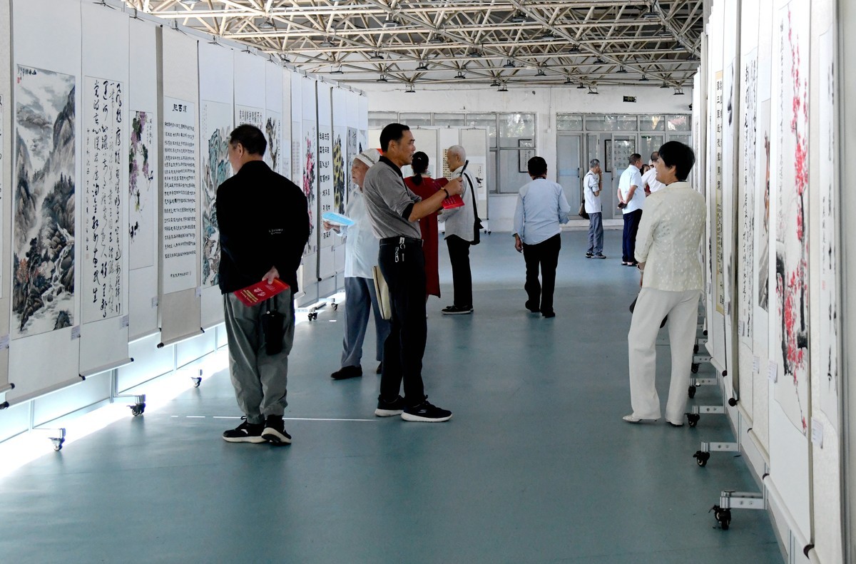 老同志们的书画摄影展