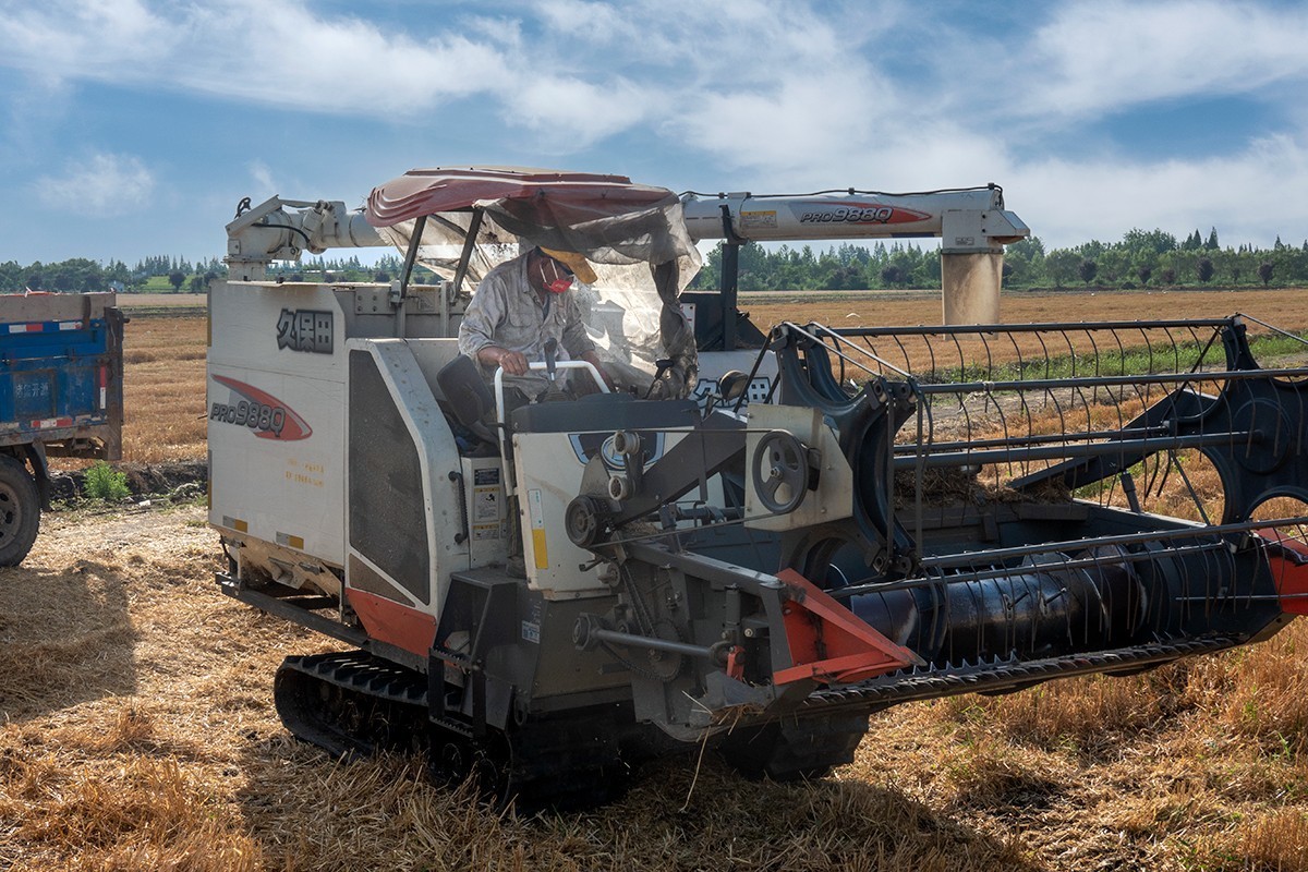 夏收机械收割