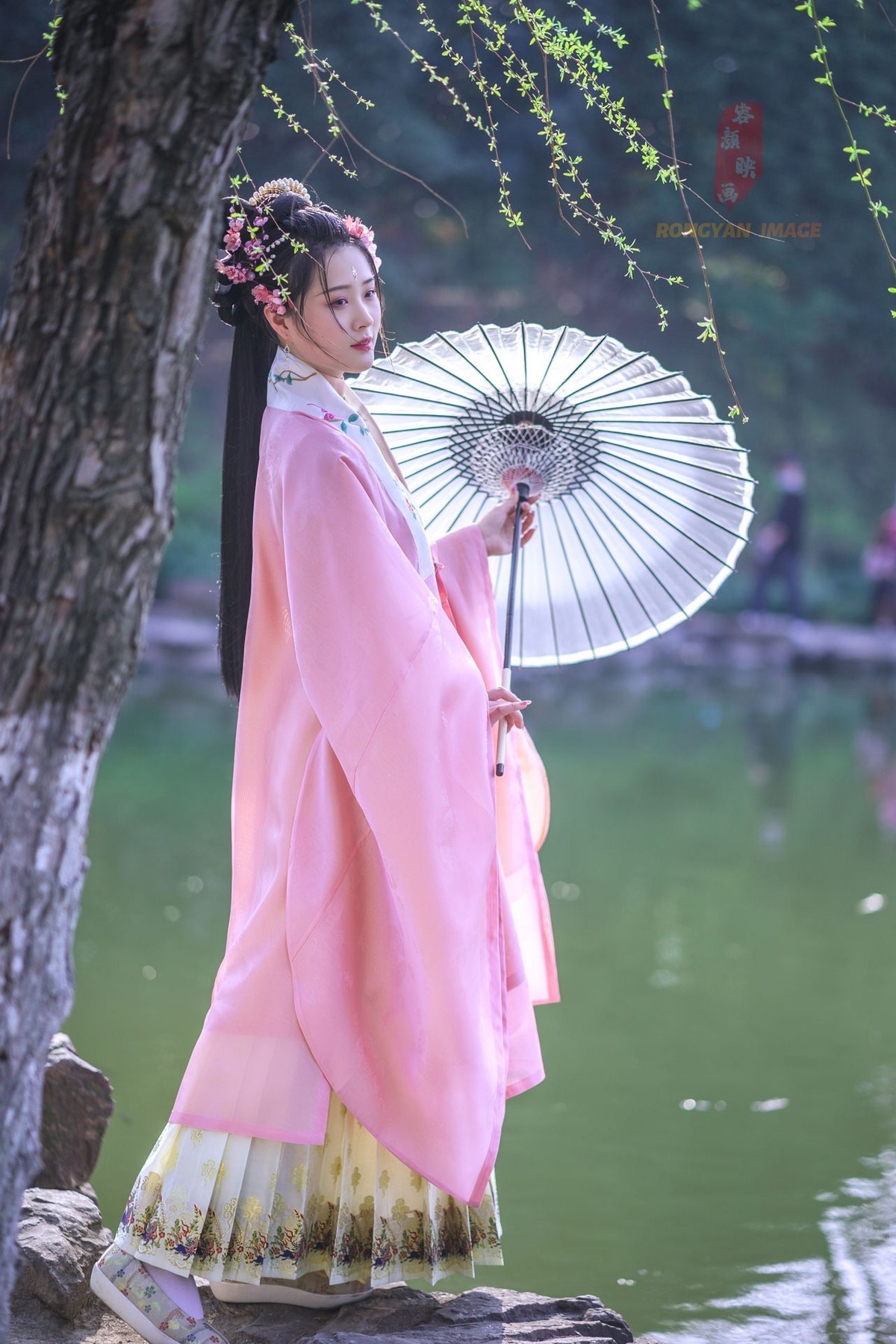 EOS R6+永诺RF 85 1.8 拍的汉服小姐姐