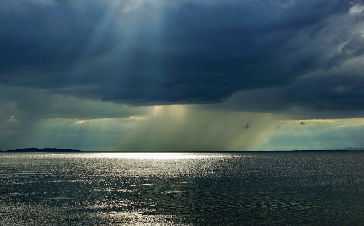 山 雨 欲 来 云 遮 天