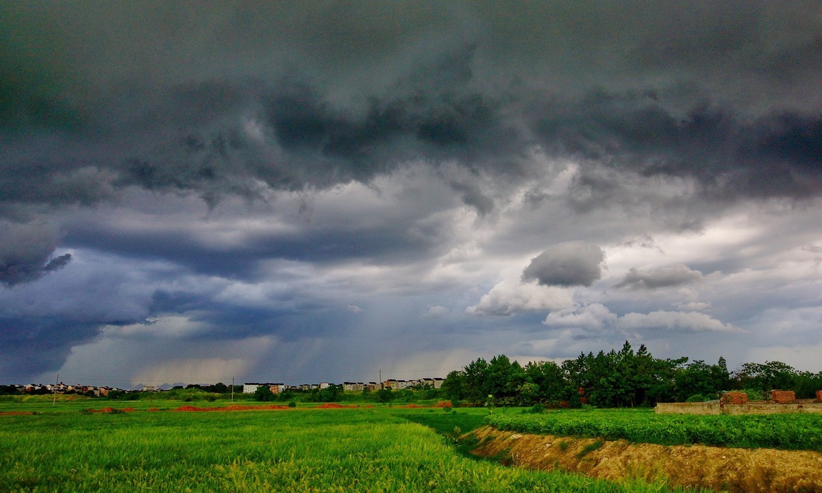 山 雨 欲 来 云 遮 天