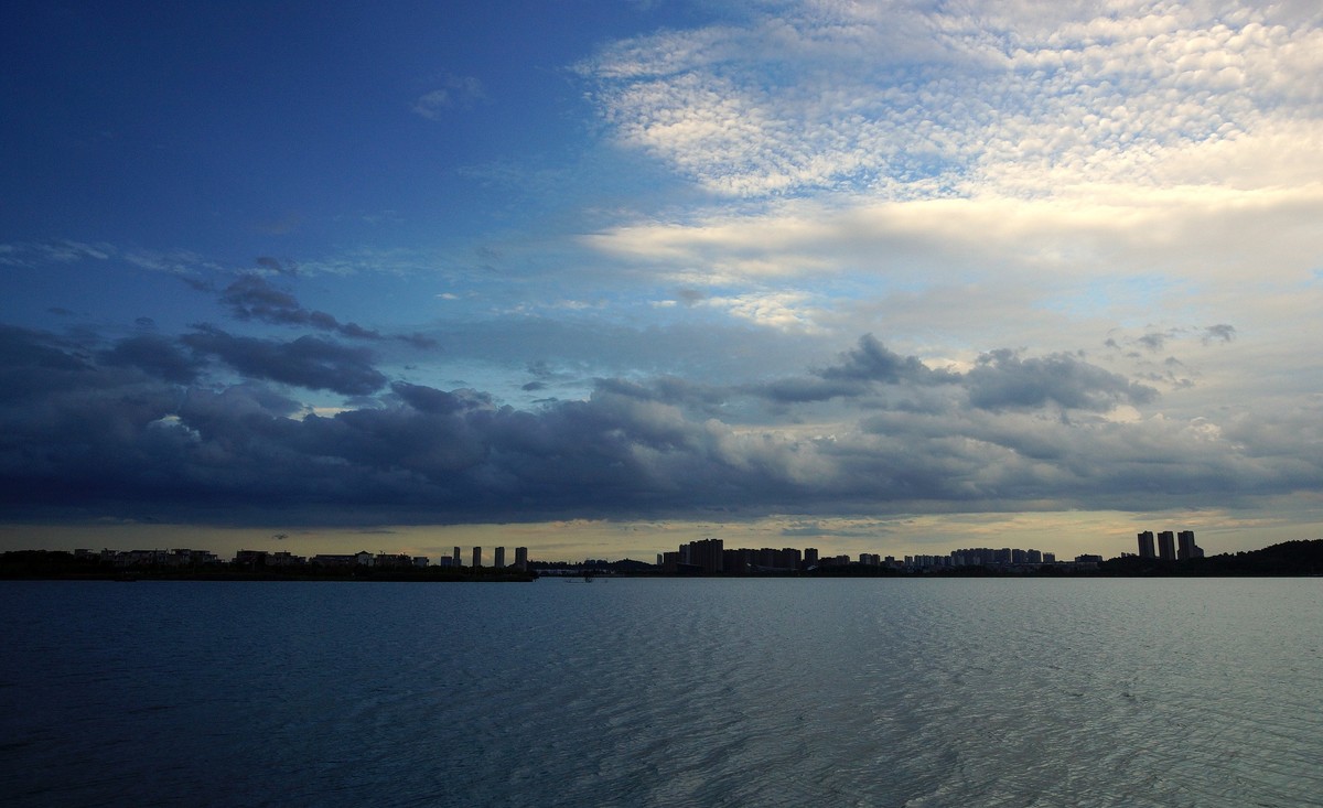 山 雨 欲 来 云 遮 天