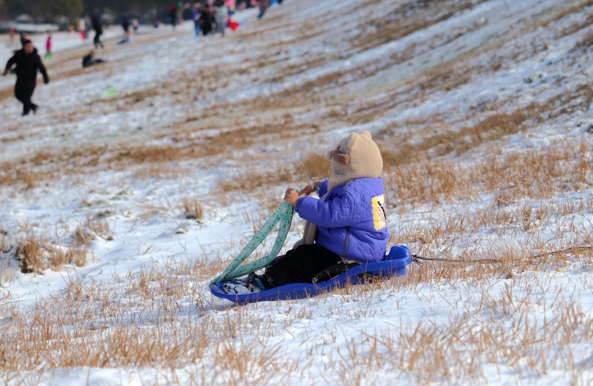 瑞雪迎新春之快乐滑雪的小朋友