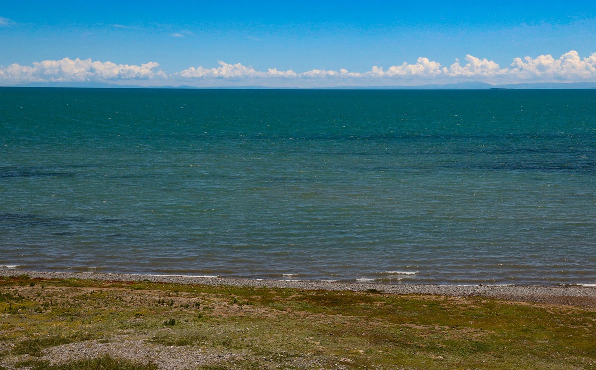 天路11列车行青藏线上青海湖