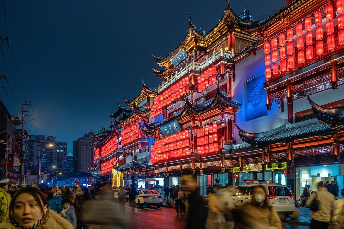 手持夜拍豫园灯会外圈