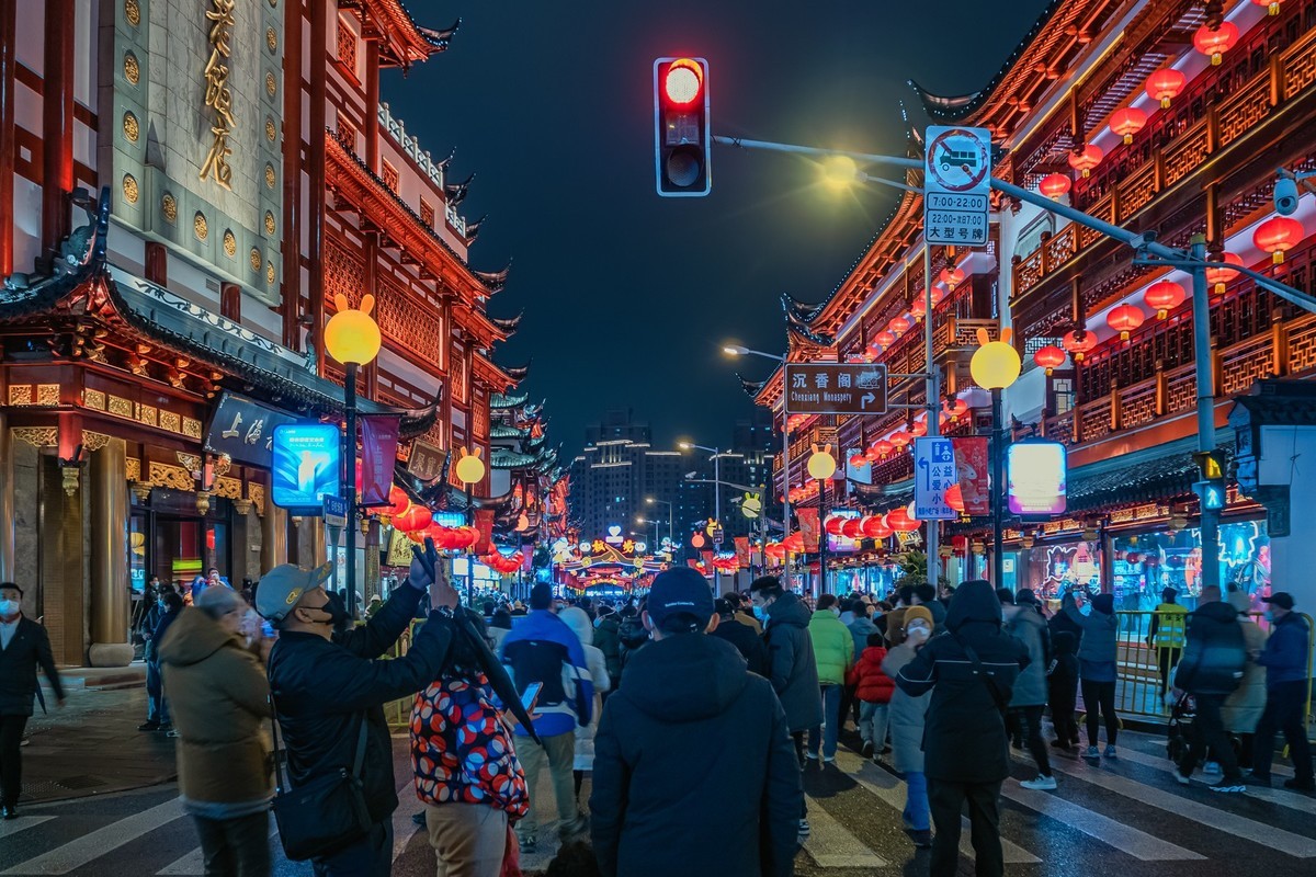 手持夜拍豫园灯会外圈