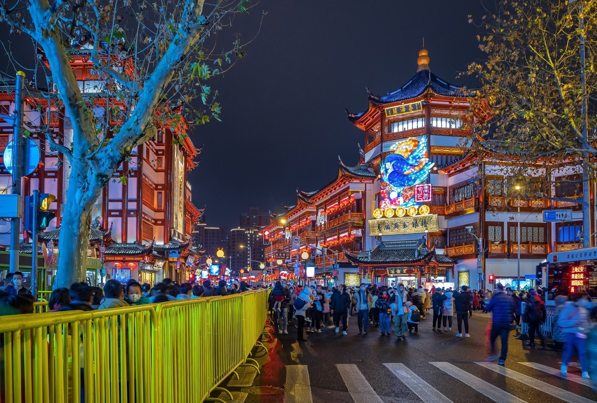 手持夜拍豫园灯会外圈