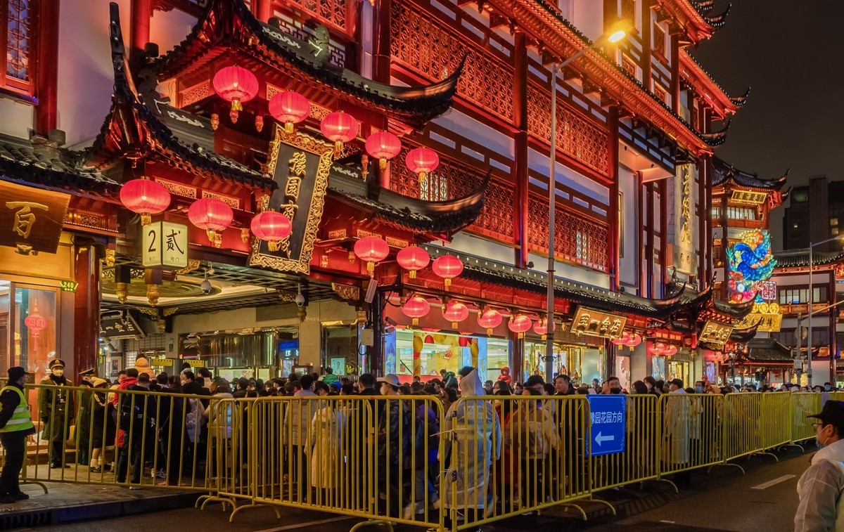 手持夜拍豫园灯会外圈