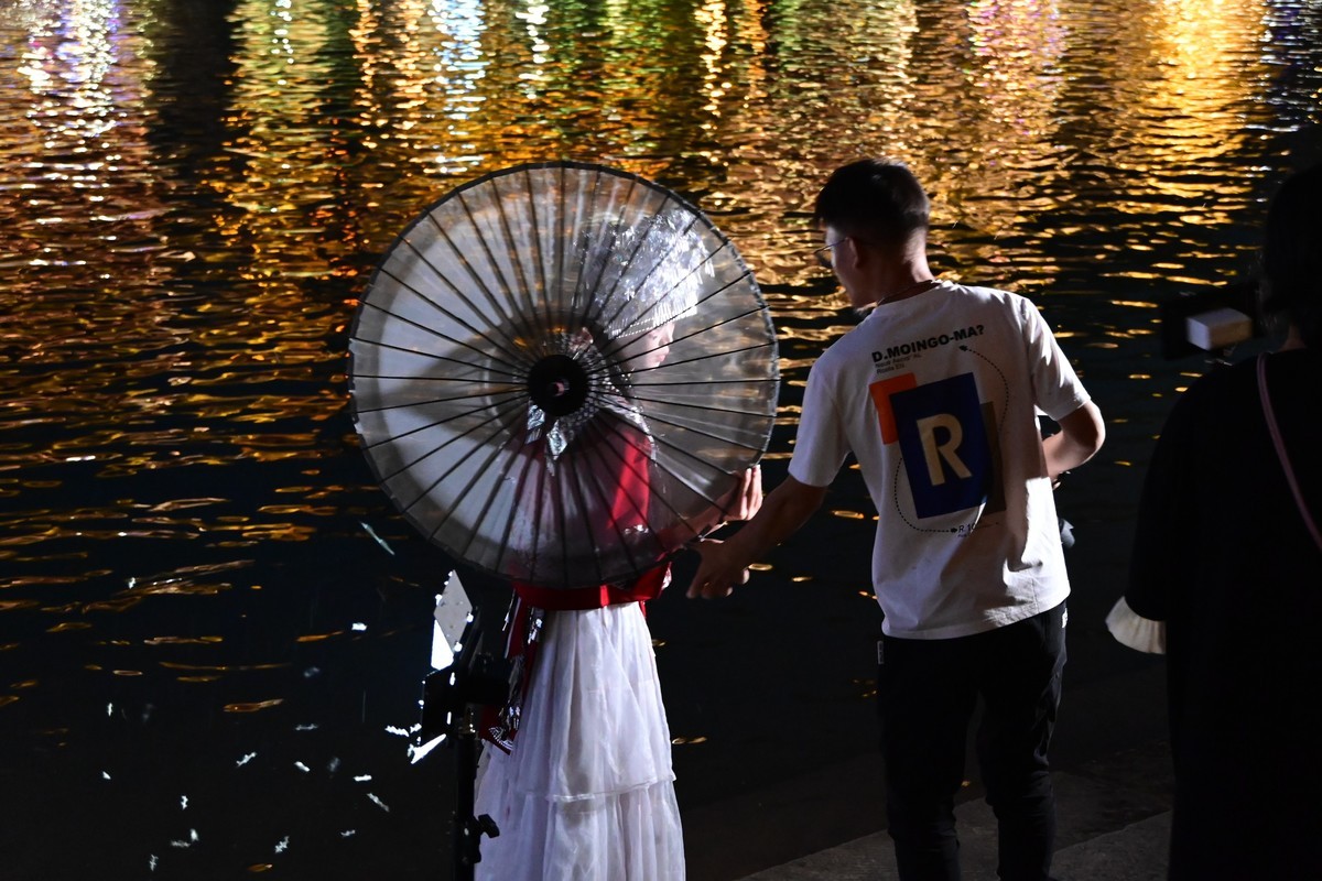 凤凰古城夜影闪动