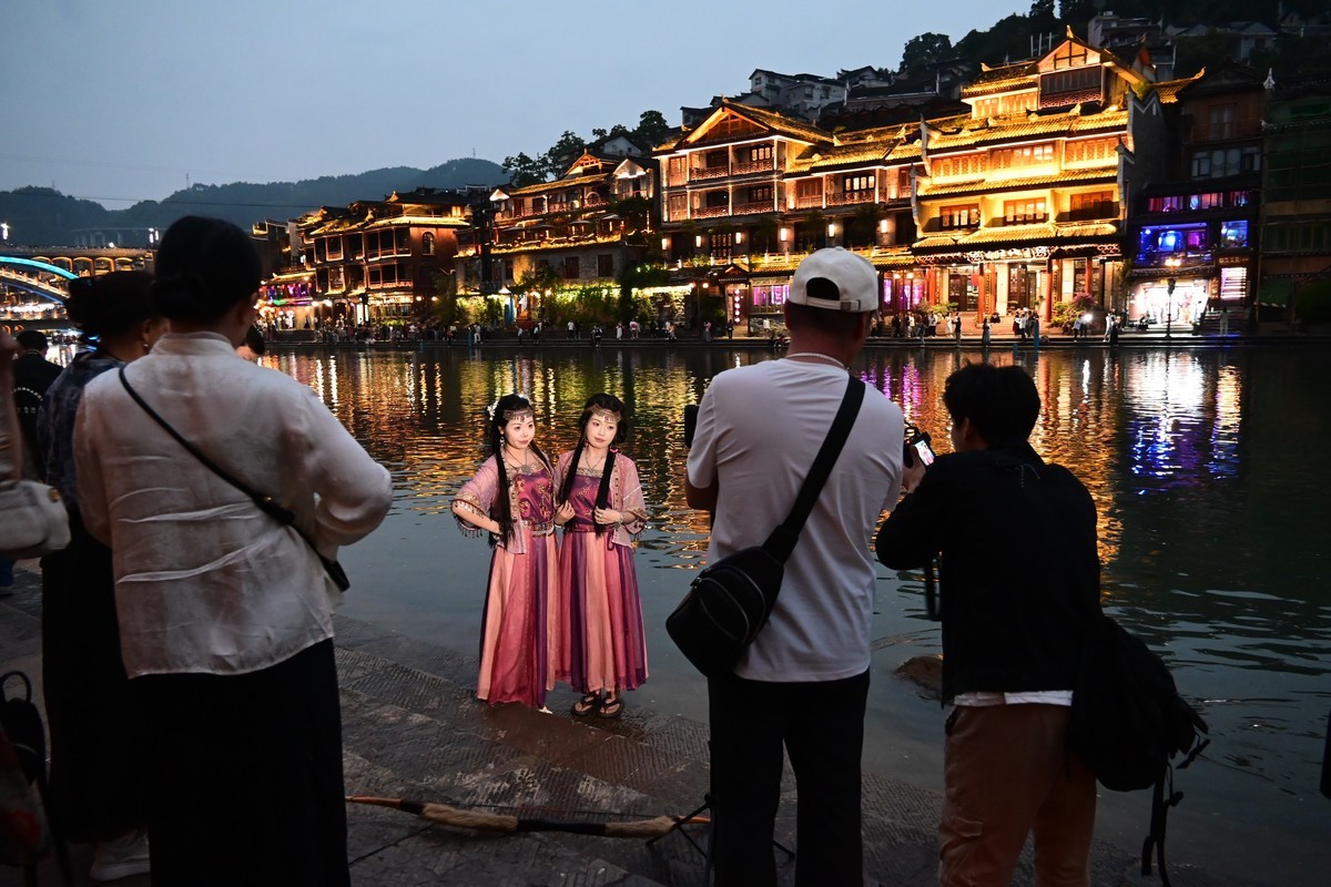 凤凰古城夜影闪动