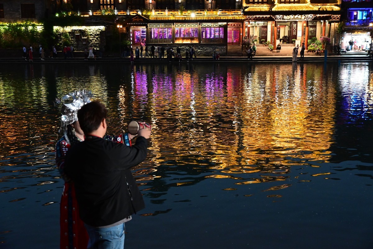 凤凰古城夜影闪动