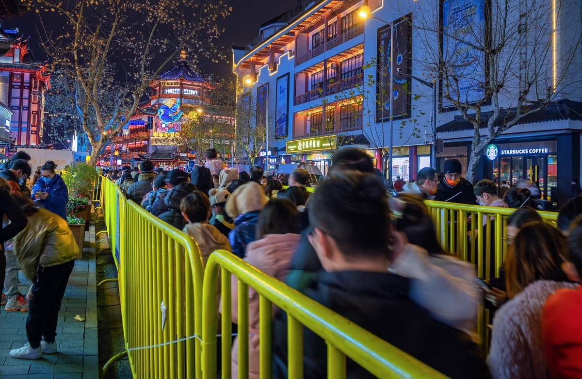 手持夜拍豫园灯会外圈